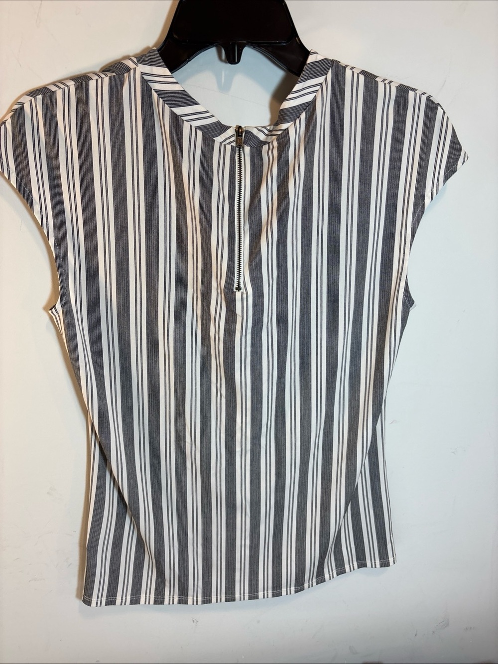 Liz Claiborne Striped Cap-Sleeve Zip-Front Top - Black & White M. 621
